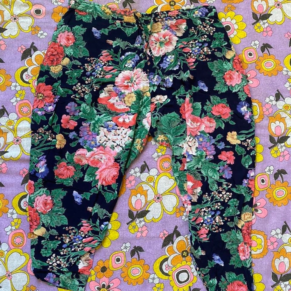 Vintage 
cotton 
floral 
Harlem style
Pants
Pockets
Size M
Made in India